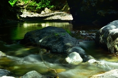 洞窟の渓流