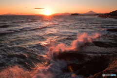 夕陽に ご挨拶の波飛沫