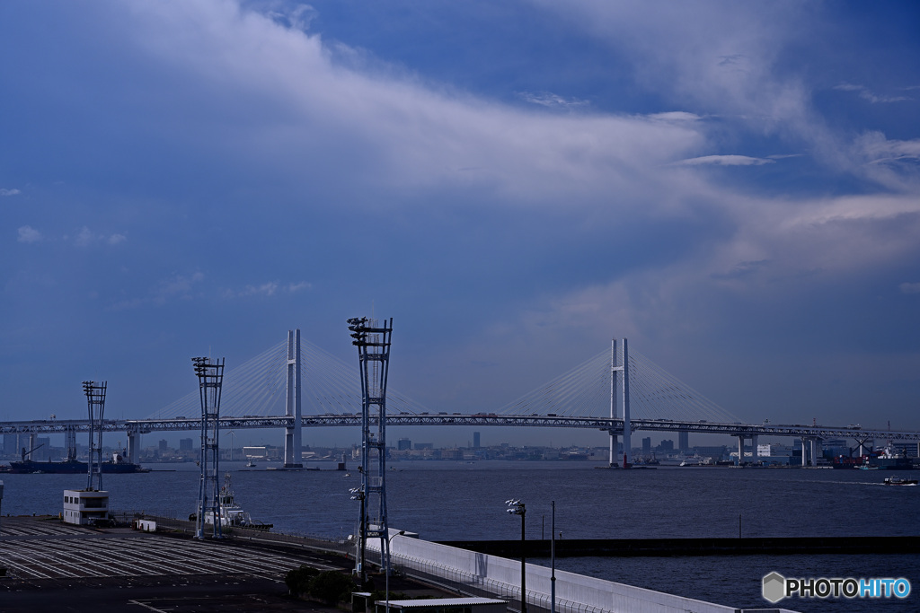 夏空と横浜ベイブリッジ