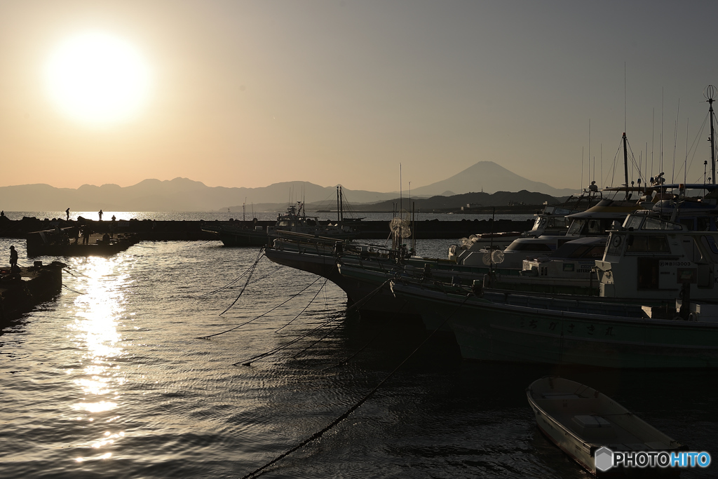 夕時の長閑な漁港