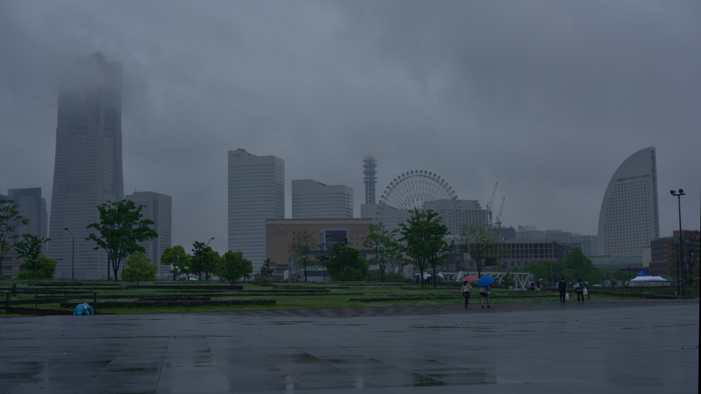 雨にけぶる街