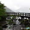 雨にけぶる湖畔