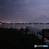 深夜の湖畔徘徊