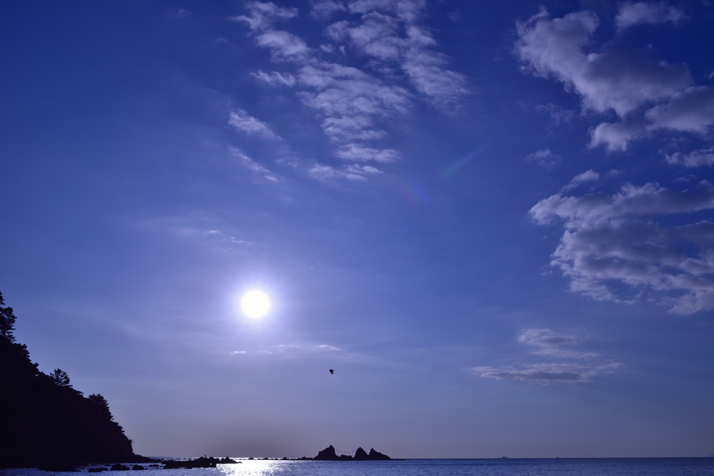 ”三ツ石海岸の朝”