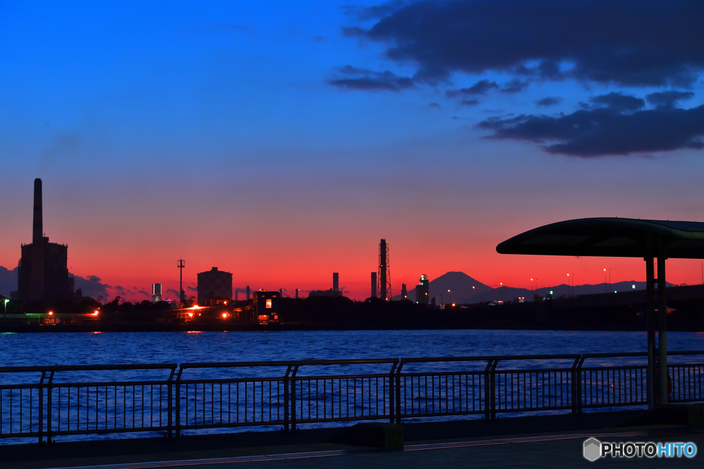 暮れなずむ京浜工業地帯