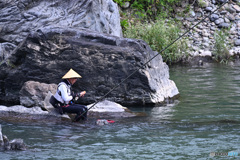 アユ釣り名人の昼食タイム