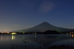 "静寂な夜景富士”