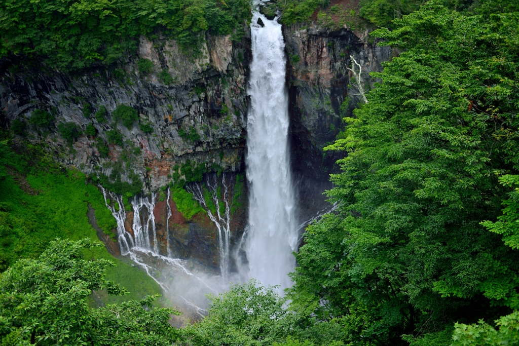 ”梅雨時の華厳の滝”