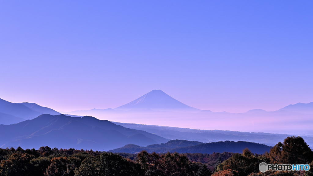 高原からの穏やかな朝富士