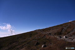 茶臼岳の草紅葉と登山道