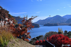 紅の微風に癒される湖