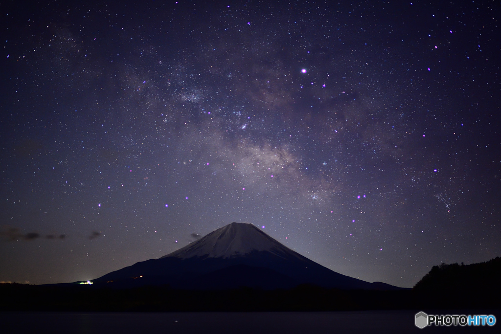 冬の夜空に煌めく