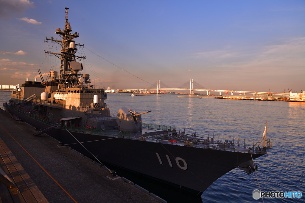 大桟橋に護衛艦
