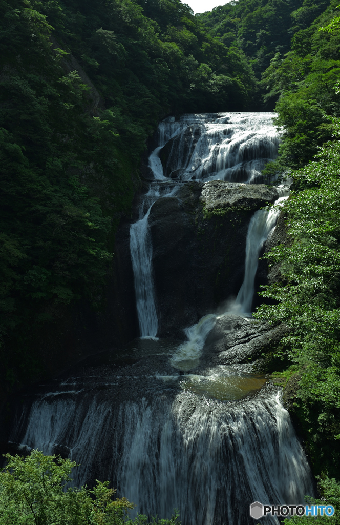 緑の山間から