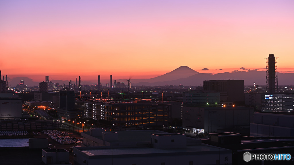 富士と着飾る街灯り