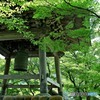 涼風抜ける大屋根の鐘楼