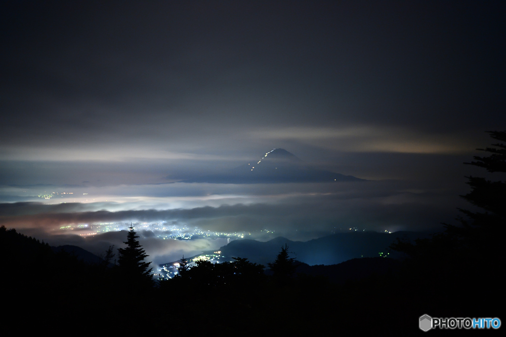 雲間に