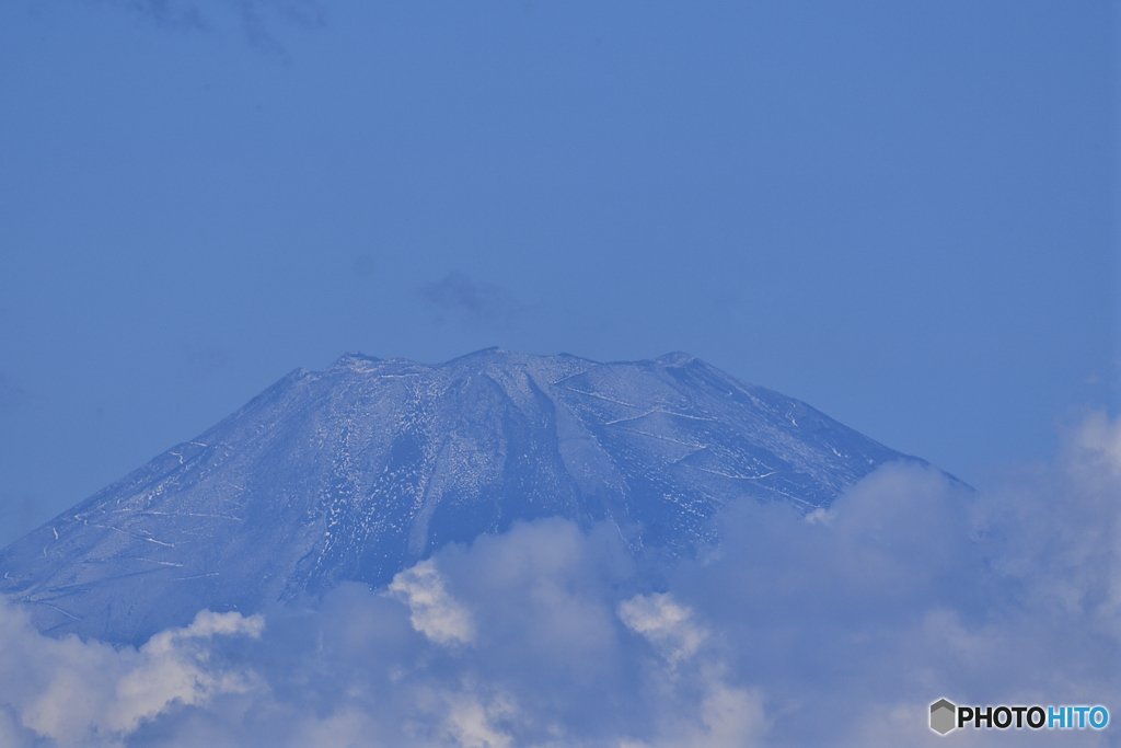 初冠雪に描かれた登山道