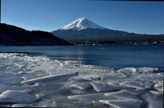 河口湖の湖岸も凍結！