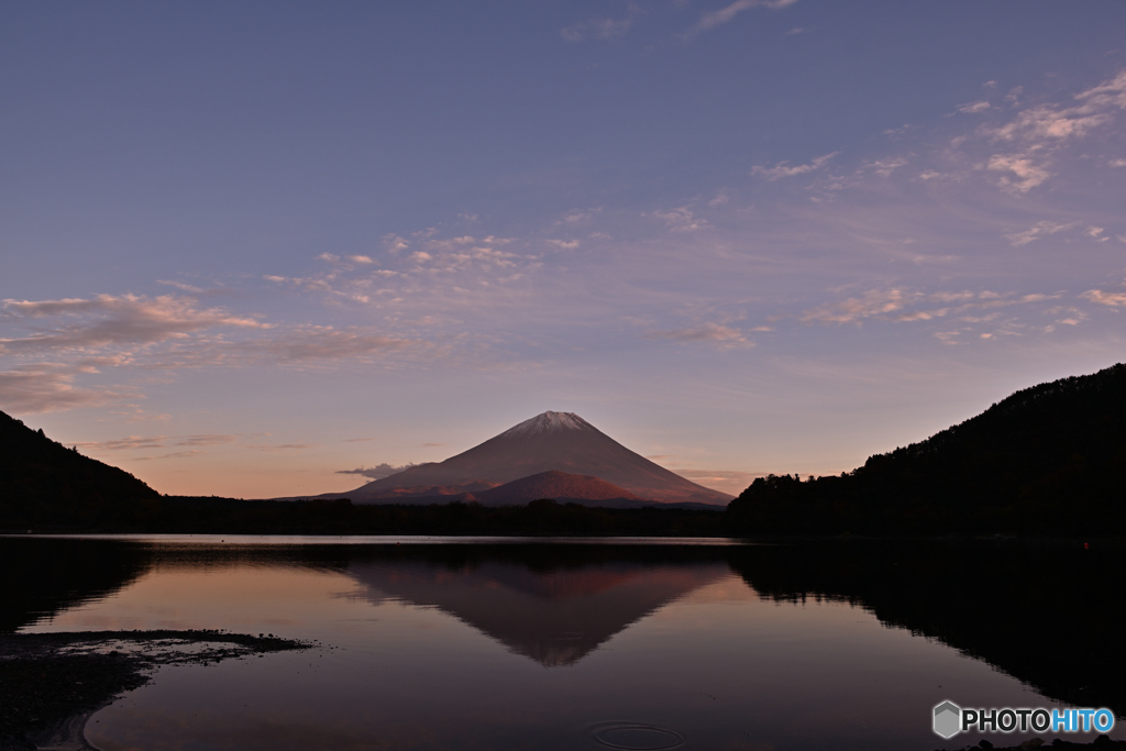 凪な湖畔の夕暮れ