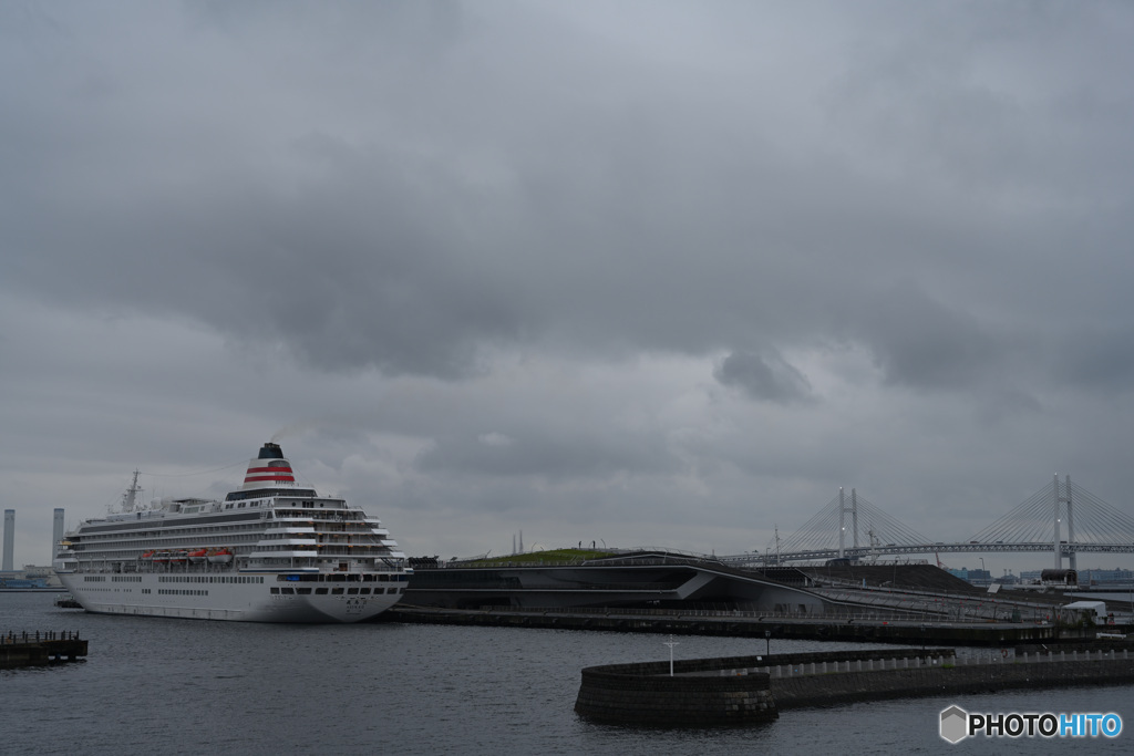 曇天の横浜港