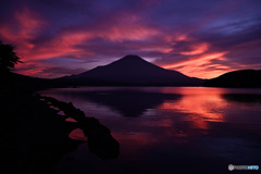 ”神秘な富士形雲の燃え”