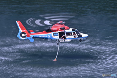 回転ローターと湖水のさざ波