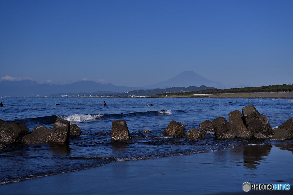 青に染まる茅ヶ崎海岸