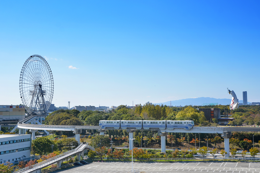 秋晴れと自由の塔と、モノレール