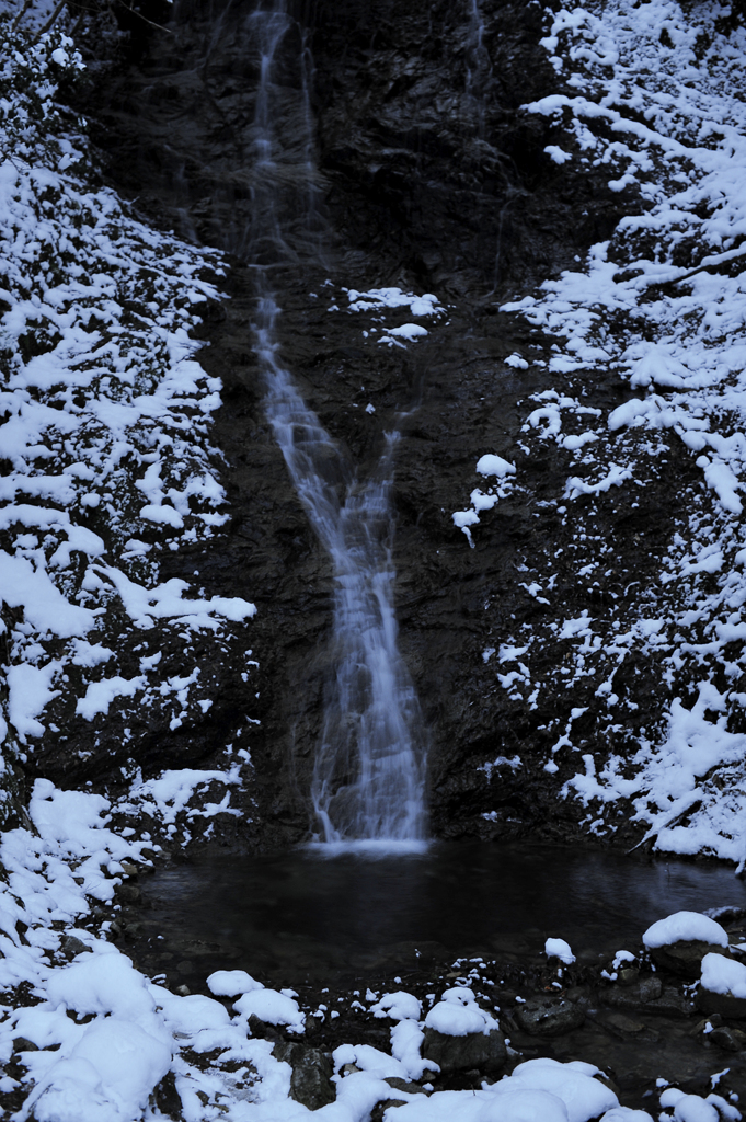 音無の滝と雪