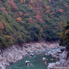 保津川を下る、紅葉と小雨の中