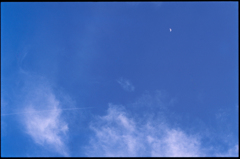 青い空と月と、薄い雲と飛行機雲