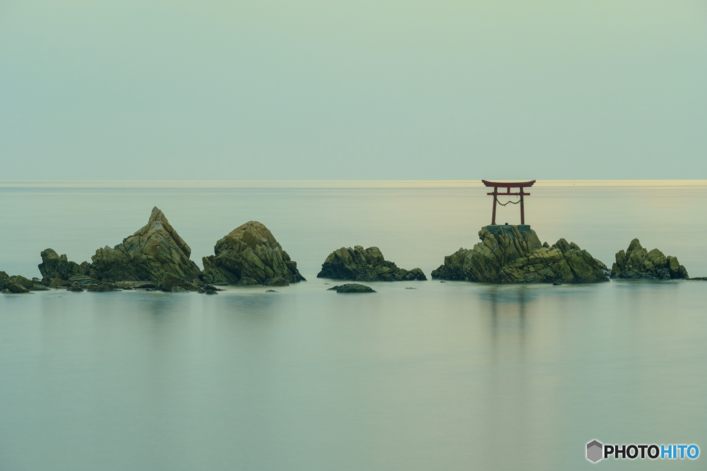 静かな夜明けの海