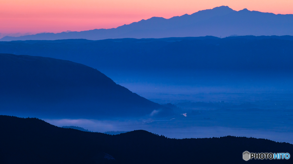朝靄の阿蘇谷