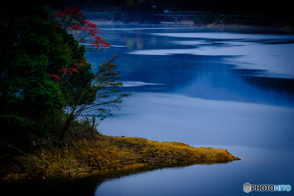 湖畔の紅葉