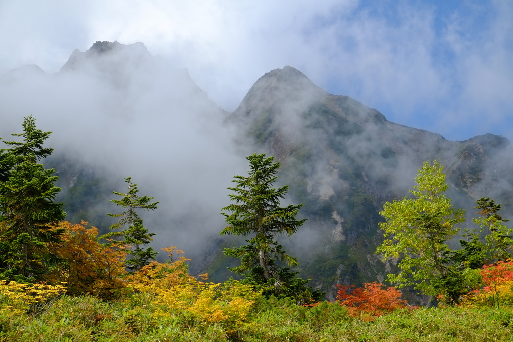 ベール纏う岩峰