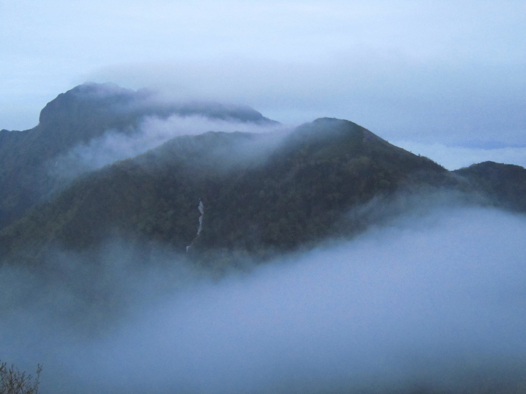 ガス湧く山の朝