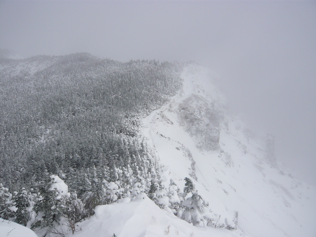 雪煙舞う