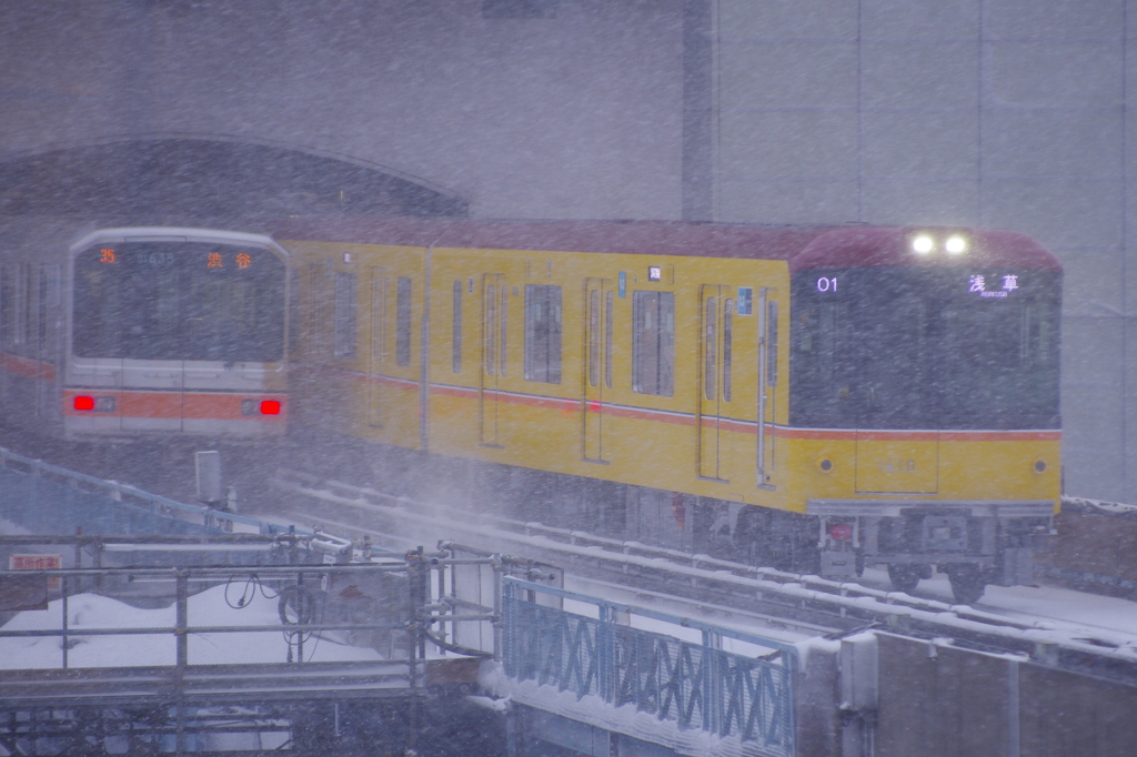 吹雪を行く地下鉄。