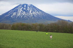 羊蹄山と草原と子供