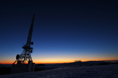 雪原の夜明け　鉄塔とともに