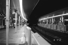 駅の夜
