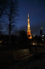 東京タワーとベンチ