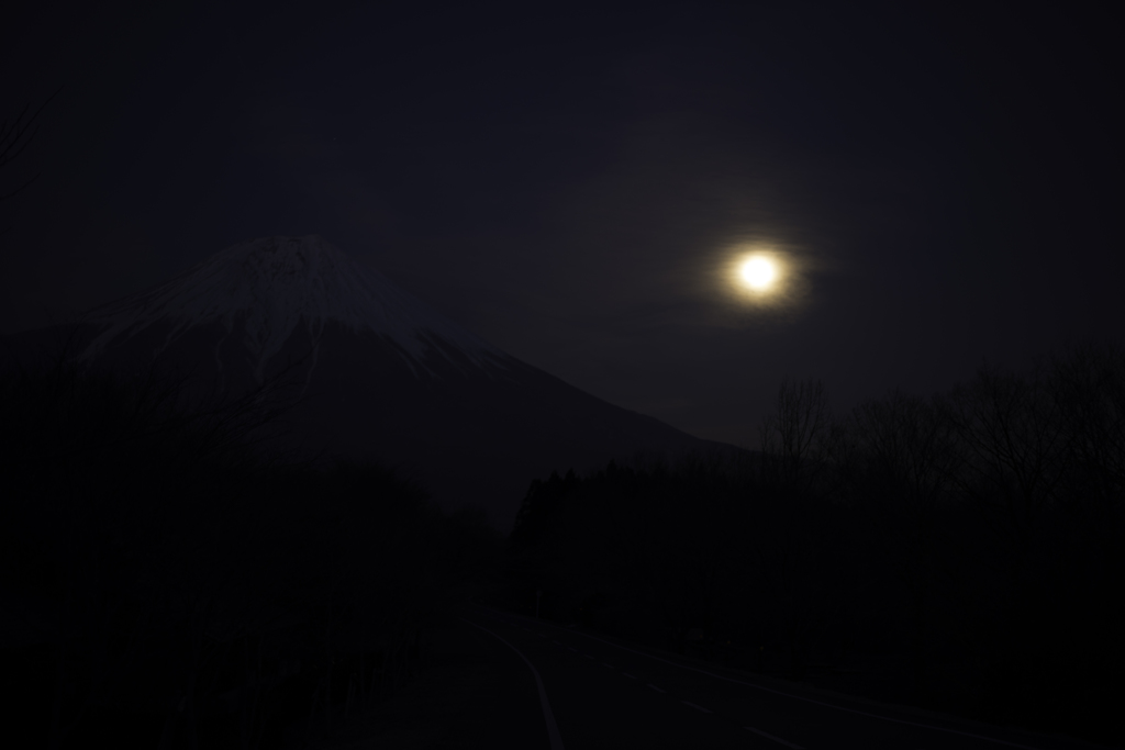 満月と富士