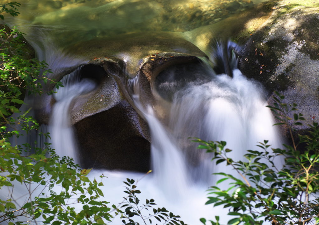 鬼の舌震い　落涙岩