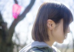 女
