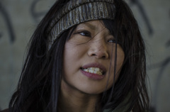 女