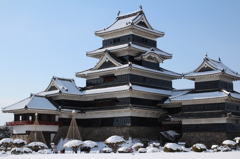 雪の松本城