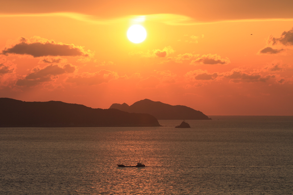 帰路を照らす夕日