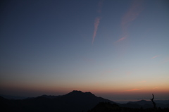 夕景の空の下の石鎚。
